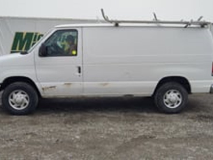 2014-ford-cargo-image-5
