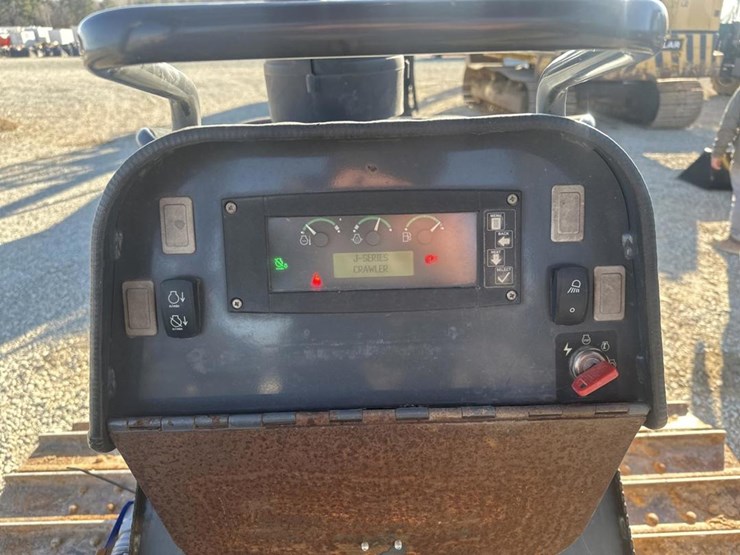 2014-deere-450j-image-44
