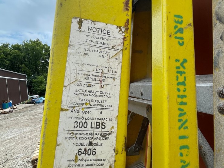 #1156-•-(2)-fiberglass-step-ladders-image-4