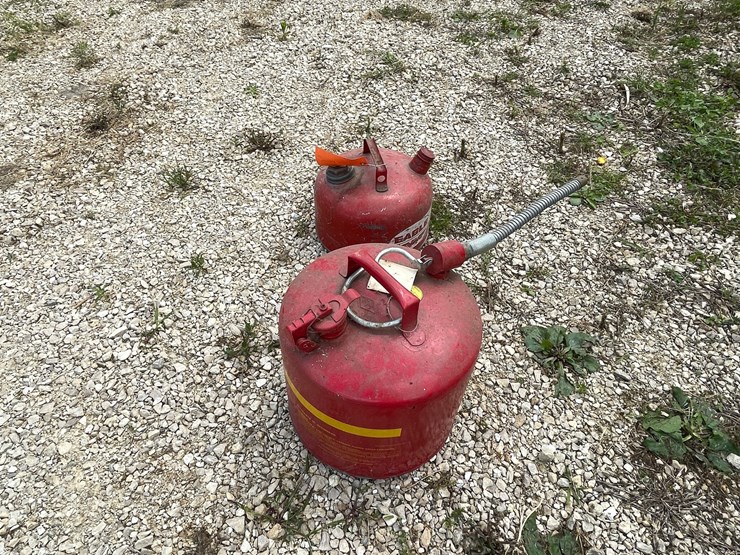 #3345-•-(2)-metal-gas-cans-image-4