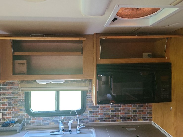 2003-fleetwood-bounder-39z-class-a-motorhome-on-freightliner-chassis-image-24