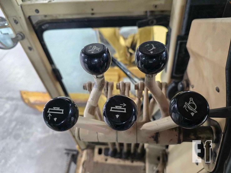 2004-caterpillar-120h-image-17