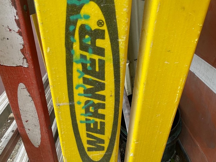 #1158-•-(3)-fiberglass-step-ladders-image-7