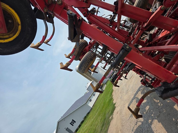 44'-sunflower-5055-44-field-cultivator-image-47
