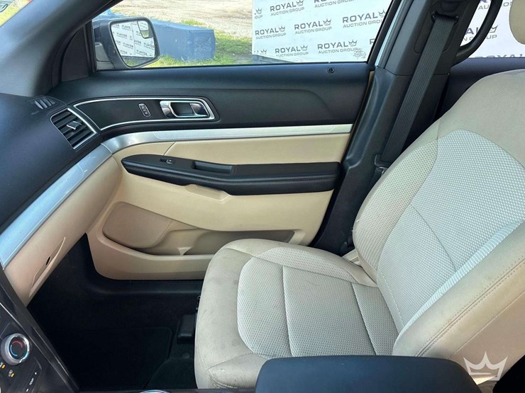 2016-ford-explorer-image-23