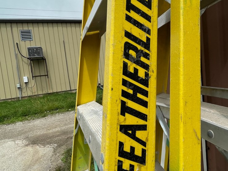 #1153-•-(2)-fiberglass-step-ladders-image-3