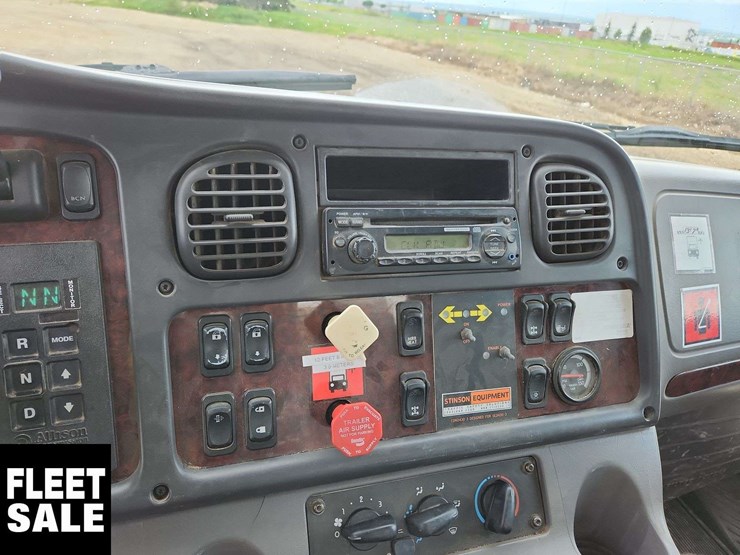 2011-freightliner-m2-106-image-20