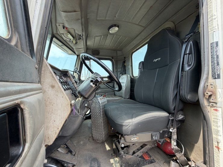 2000-peterbilt-330-image-21