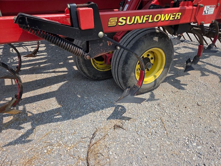 44'-sunflower-5055-44-field-cultivator-image-23