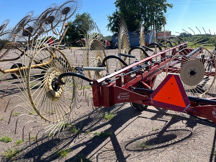#1028-•-h&s-(12)-wheel-rake-image-9