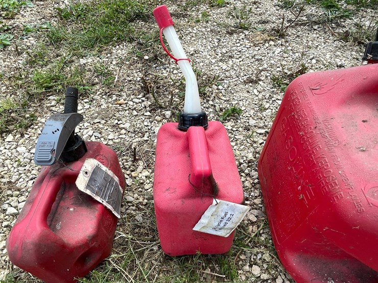 #3341-•-(3)-poly-gas-cans-image-8