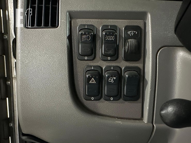 2015-peterbilt-337-image-21