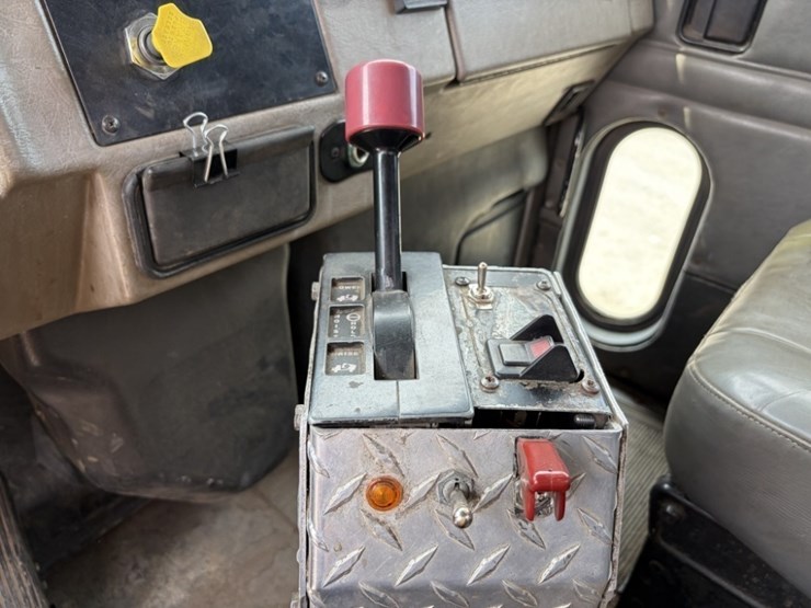 2000-peterbilt-330-image-27