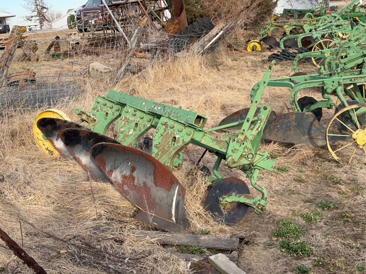 john-deere-three-point-three-bottom-plow-image-1