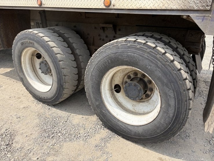 2000-peterbilt-330-image-15