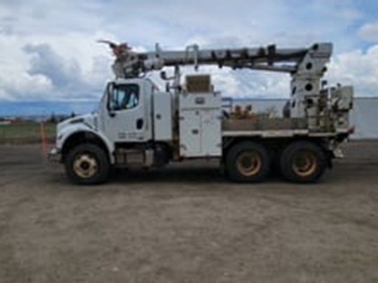 2011-freightliner-m2-106-image-5