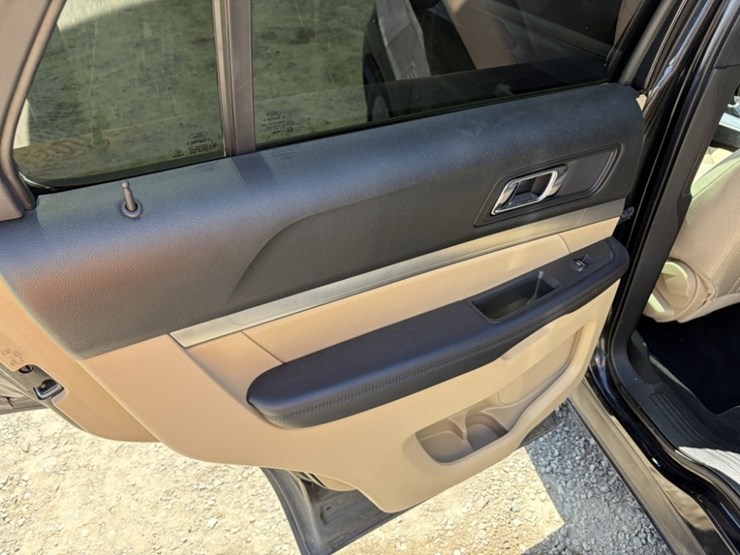 2017-ford-explorer-image-23