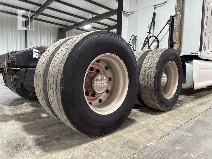 2012-peterbilt-587-image-32