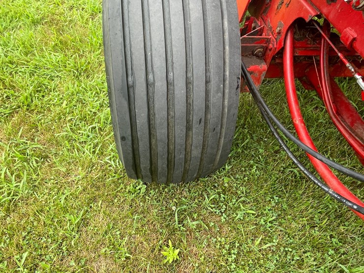 new-holland-570-image-33