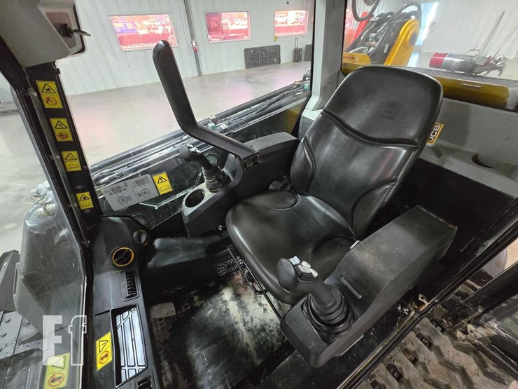 2022-jcb-3ts-8t-image-13