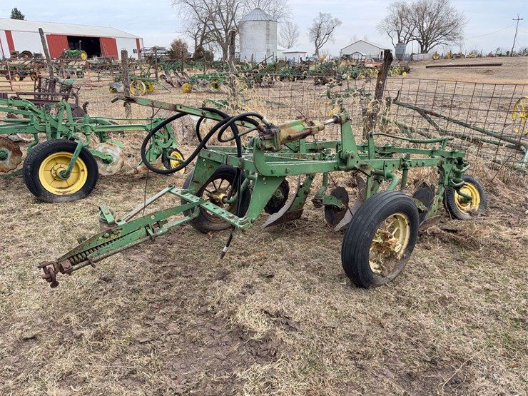 john-deere-pull-type-three-bottom-plow-image-1