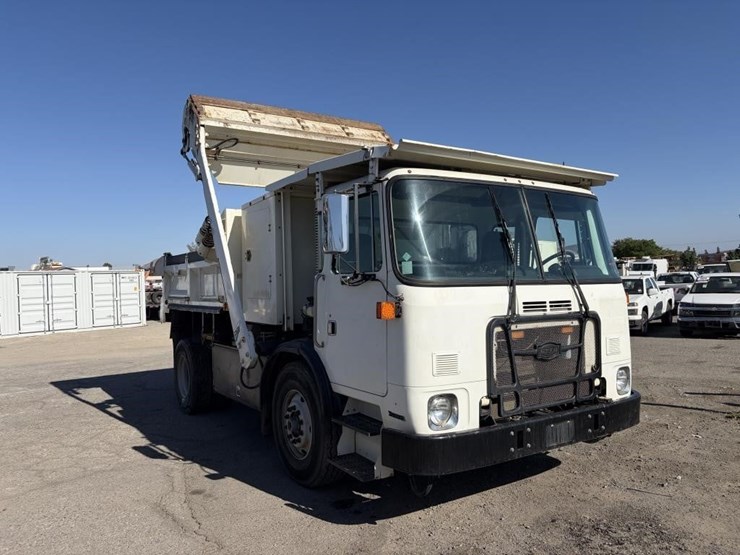 2011-autocar-xpediator-high-rise-dump-bed-truck-image-2