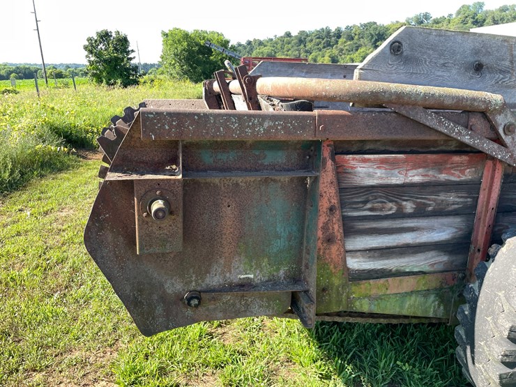 #1034-•-new-idea-manure-spreader-image-10