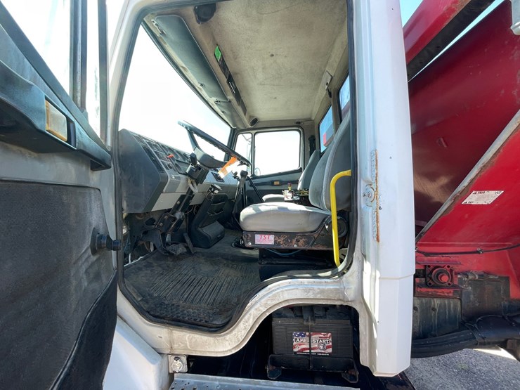 1995-freightliner-fl80-image-14