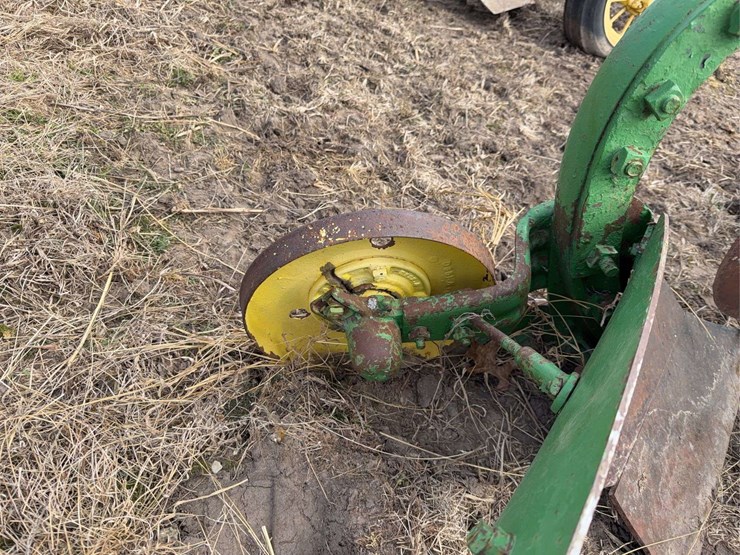 john-deere-pull-type-two-bottom-plow-image-14