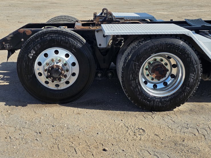 2013-kenworth-t800-image-16