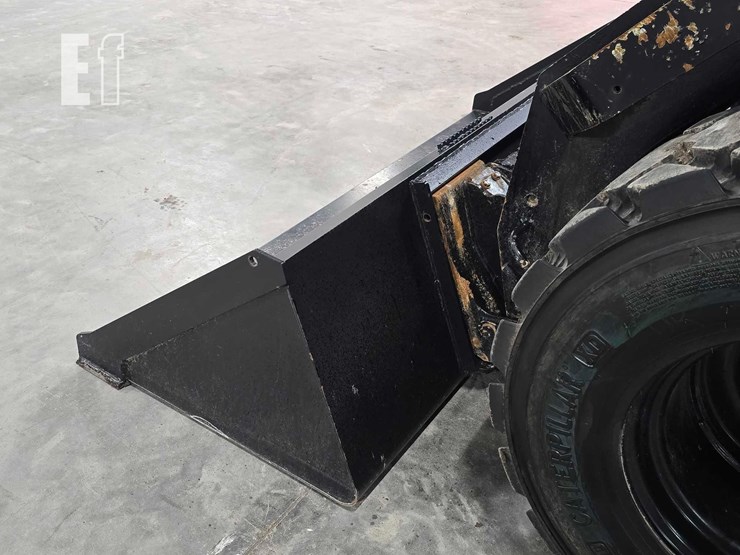 2014-caterpillar-272d-image-12