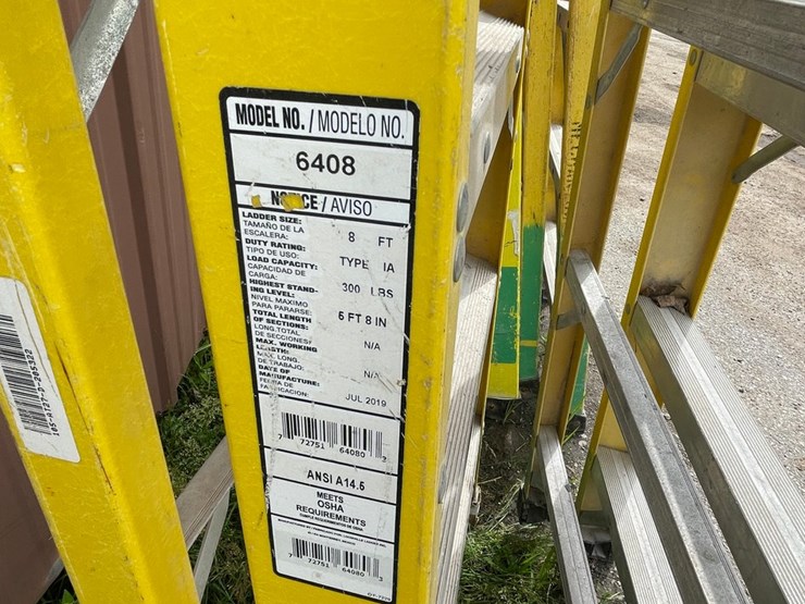#1153-•-(2)-fiberglass-step-ladders-image-5