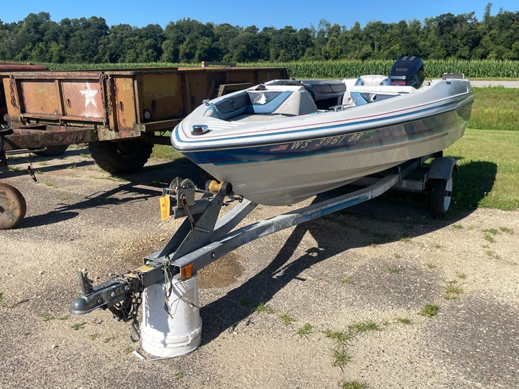 #1019-•-bayliner-capri-boat-on-escort-trailer-(no-title,-for-parts)-image-1