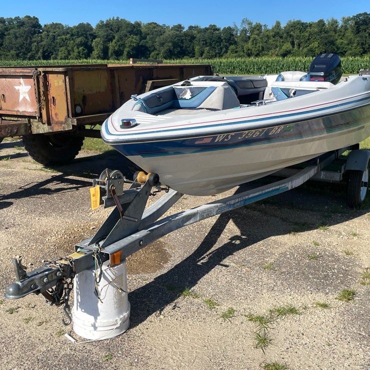#1019 • Bayliner Capri Boat on Escort Trailer (No Title, For Parts)