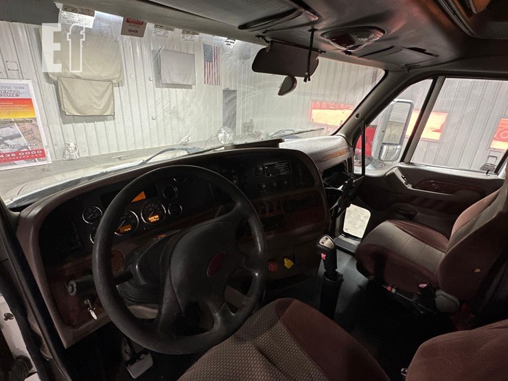 2012-peterbilt-587-image-13