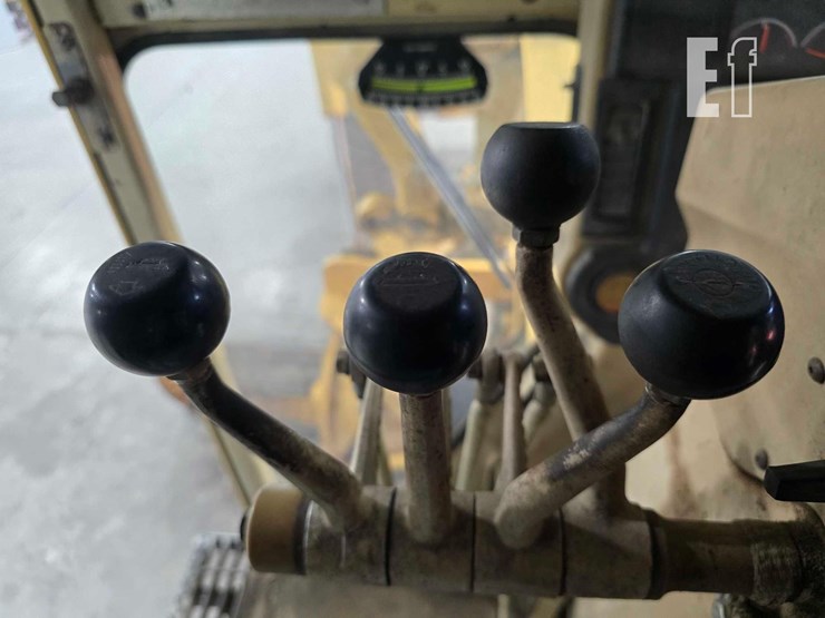 2004-caterpillar-140h-image-16
