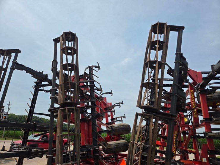 44'-sunflower-5055-44-field-cultivator-image-36