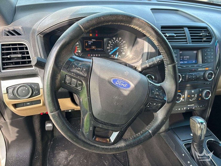 2016-ford-explorer-image-15