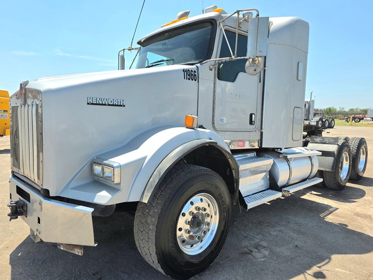 2015-kenworth-t800-image-1