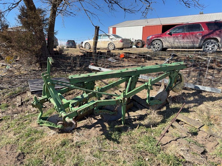 john-deere-three-point-three-bottom-plow-image-7