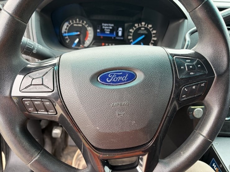 2017-ford-explorer-image-30