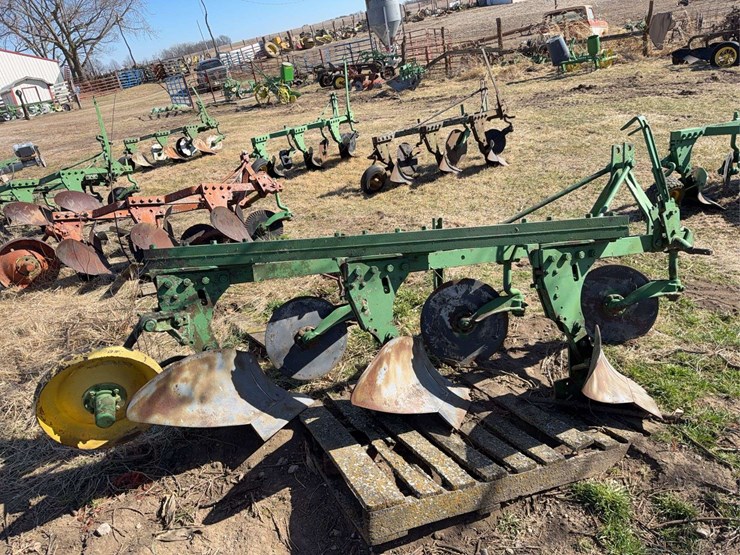 john-deere-three-point-three-bottom-plow-image-3