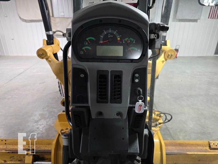 2010-caterpillar-120m-image-14