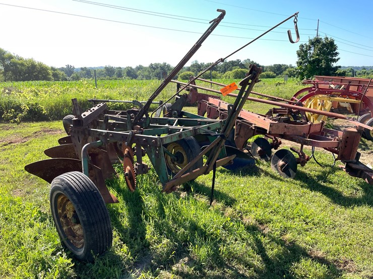 #2095-•-john-deere-620a-plow-image-3