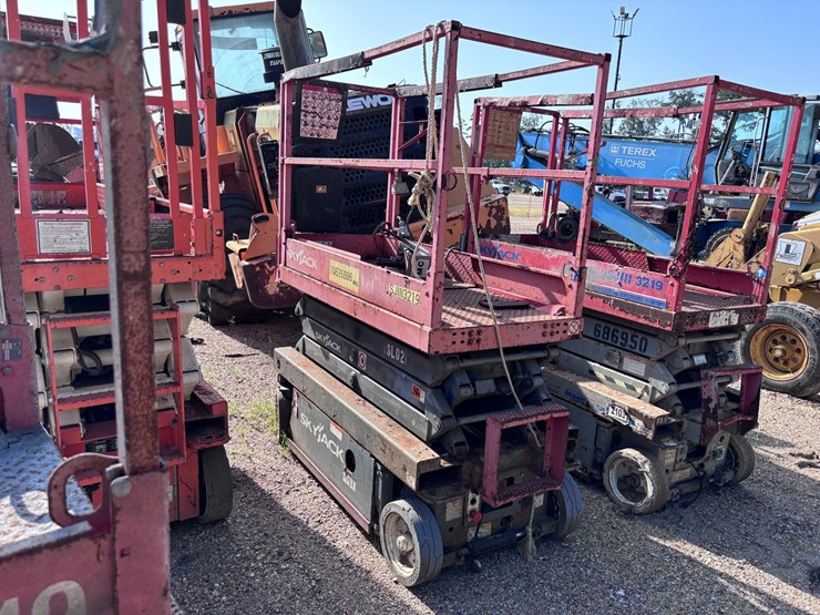 #39046-•-skyjack-sj1113219-scissor-lift-|-for-parts/repairs-image-1