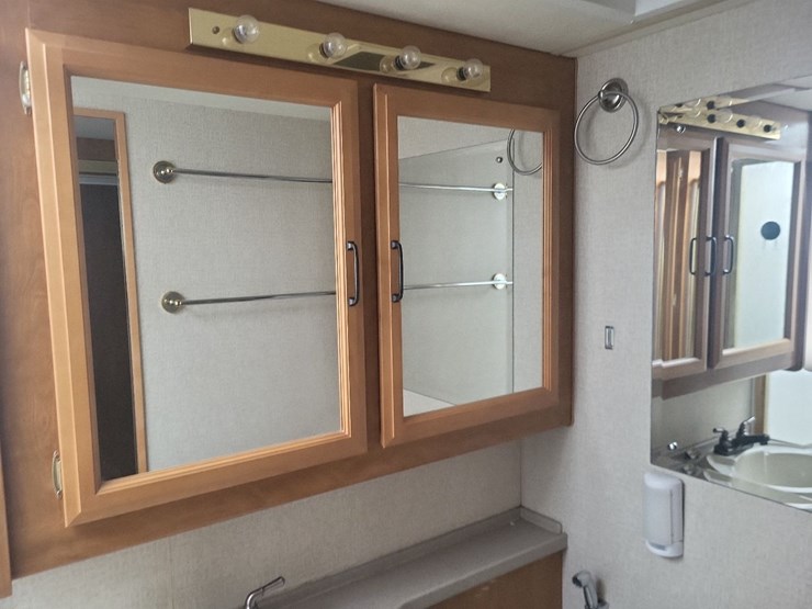 2003-fleetwood-bounder-39z-class-a-motorhome-on-freightliner-chassis-image-48