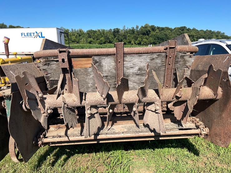 #1034-•-new-idea-manure-spreader-image-9
