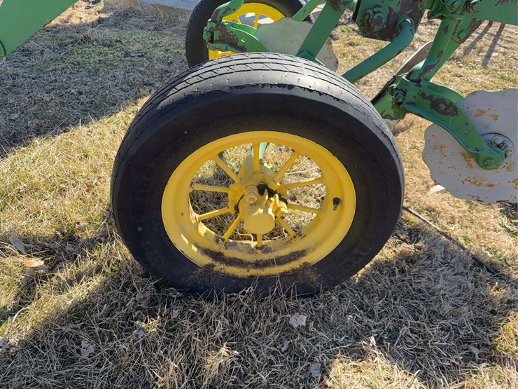 john-deere-pull-type-two-bottom-plow-image-9