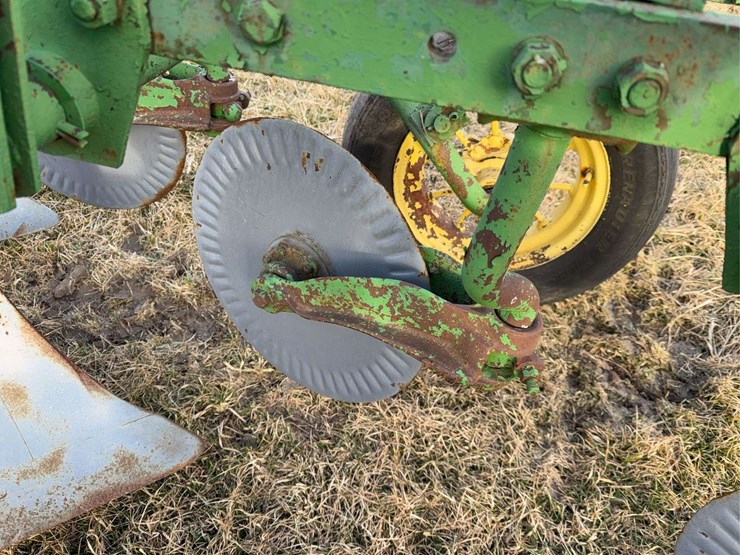 john-deere-pull-type-two-bottom-plow-image-32