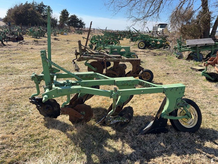 john-deere-three-point-three-bottom-plow-image-2